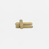 Fechadura de janela de guilhotina de latão antigo 'Belmont' para janelas de guilhotina dupla em um fundo branco simples.