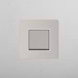 Interruptor basculante individual em Níquel Polido Branco em fundo branco