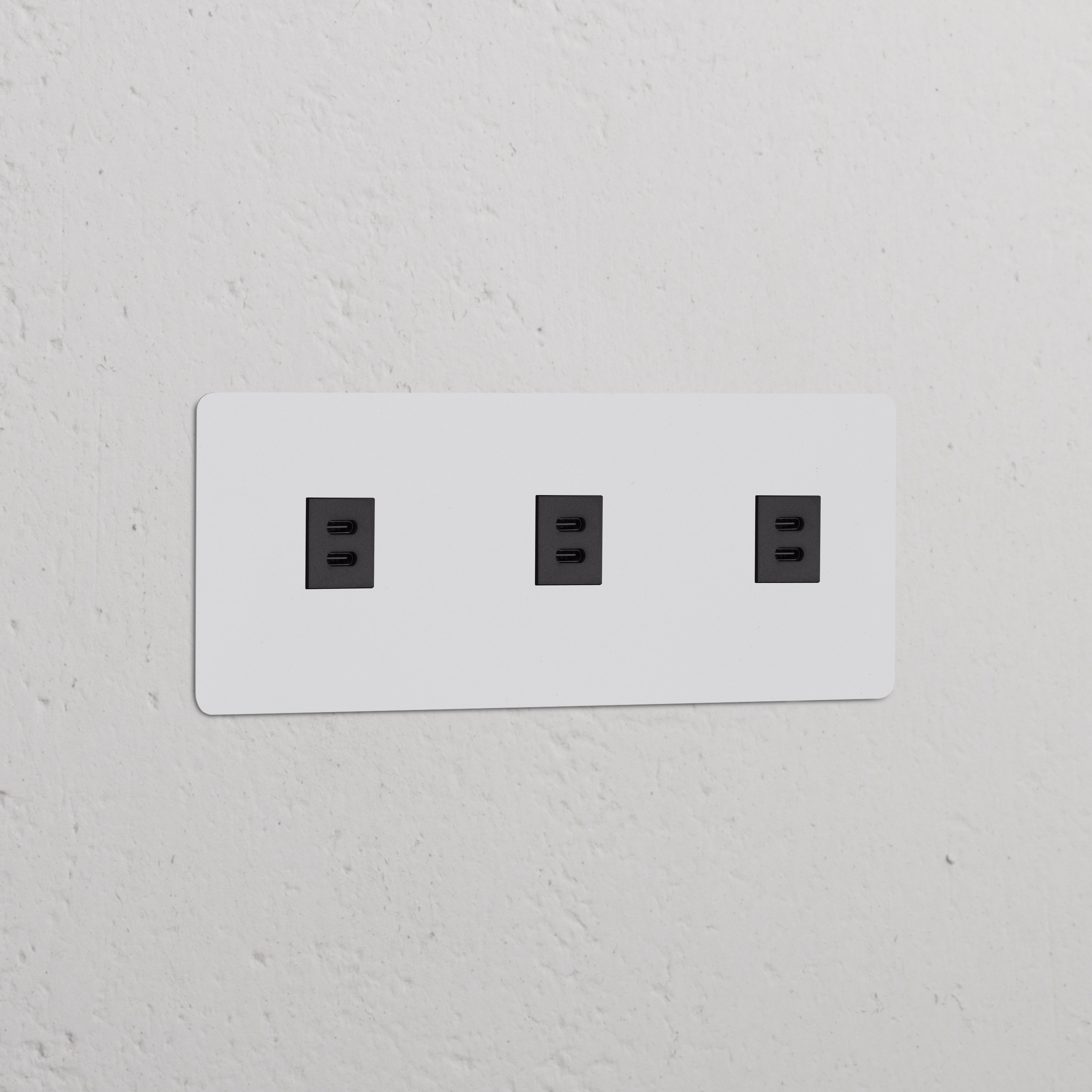 Módulo USB 30 W de três vias triplo – Pintável Preto, para tomadas e módulos triplos.