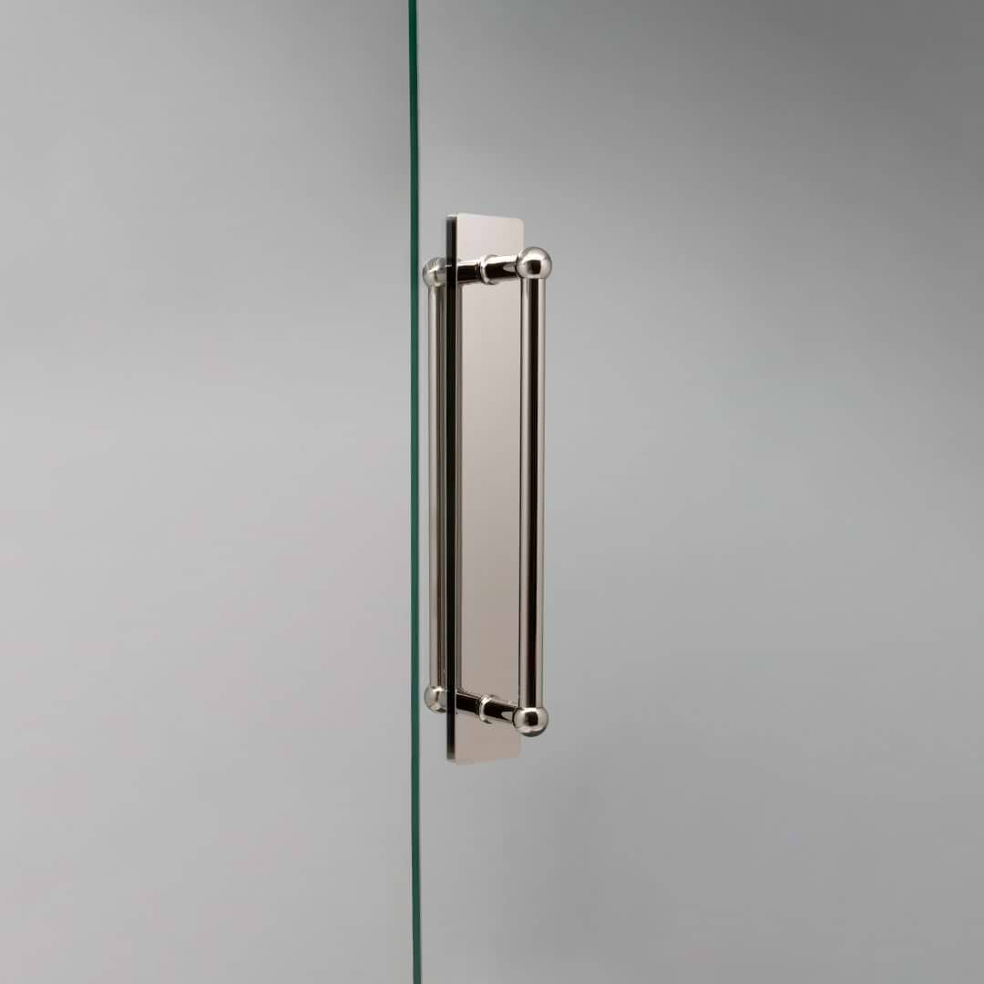 Puxador de porta duplo com espelho Harper Níquel Polido 32 cm em fundo branco