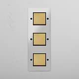 Interruptor basculante triplo vertical em Latão Antigo Preto Transparente - Solução de controlo de iluminação doméstica em fundo branco
