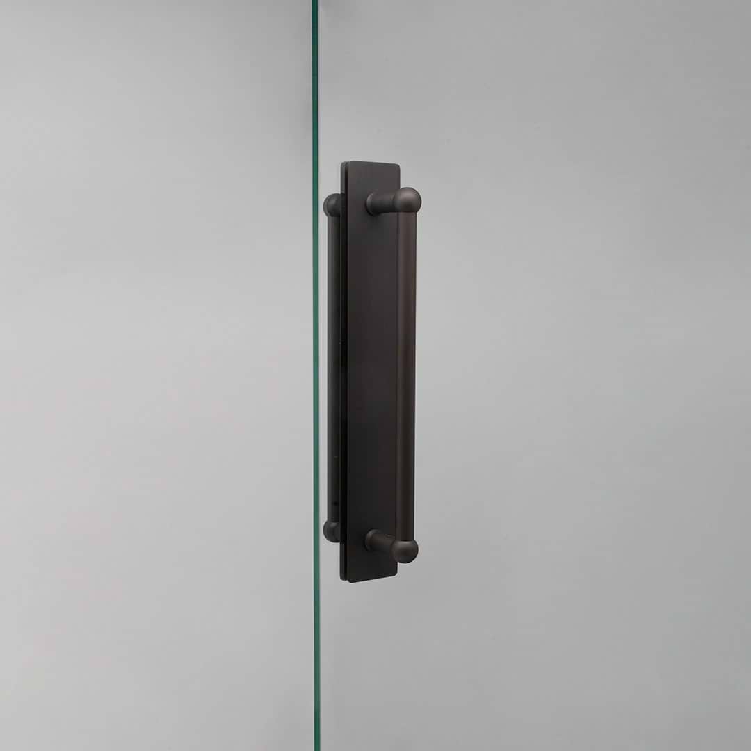 Puxador de porta duplo com espelho Harper Bronze 32 cm em fundo branco