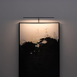 Candeeiro de bronze para quadro Harrow 580 mm iluminando obra de arte com iluminação suave.