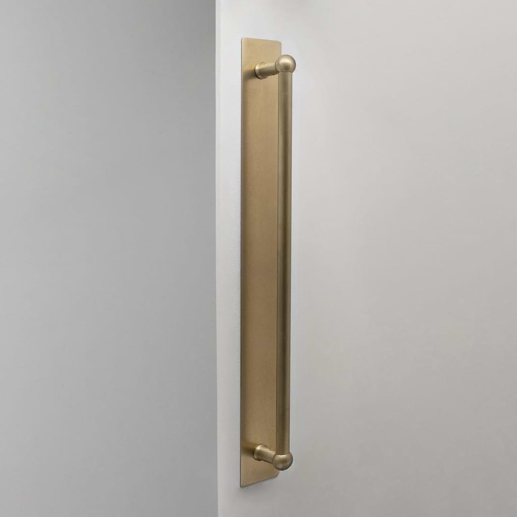 Puxador de porta individual com espelho Harper Latão Antigo 50 cm em fundo branco