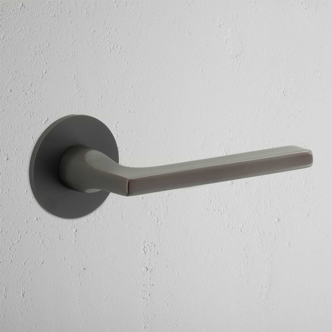 Puxador de porta Clayton com roseta embutida (com mola) – Bronze   