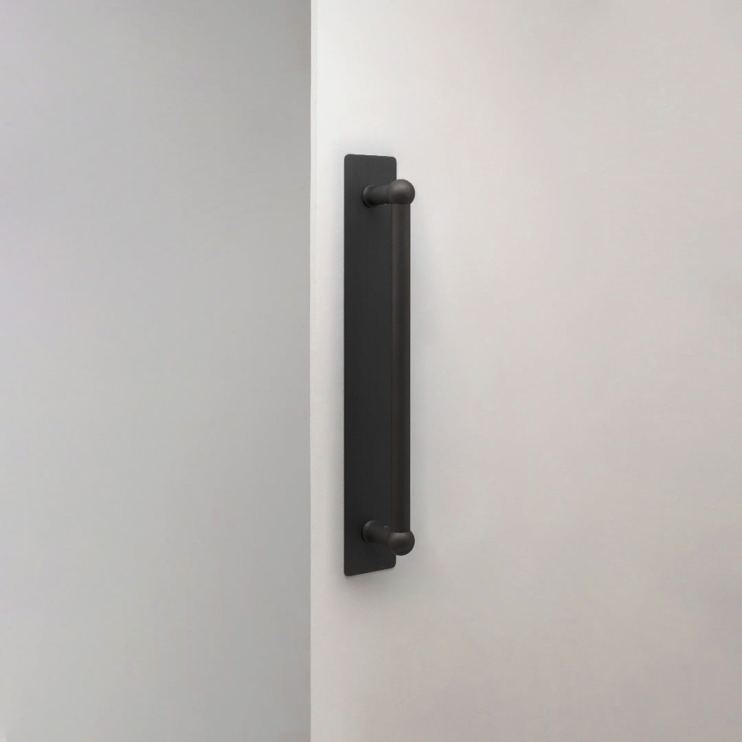 Puxador de porta individual com espelho Harper Bronze 32 cm em fundo branco