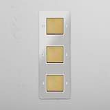 Eficiente ferramenta de controlo de luz: Interruptor basculante triplo vertical em Latão Antigo Branco Transparente em fundo branco