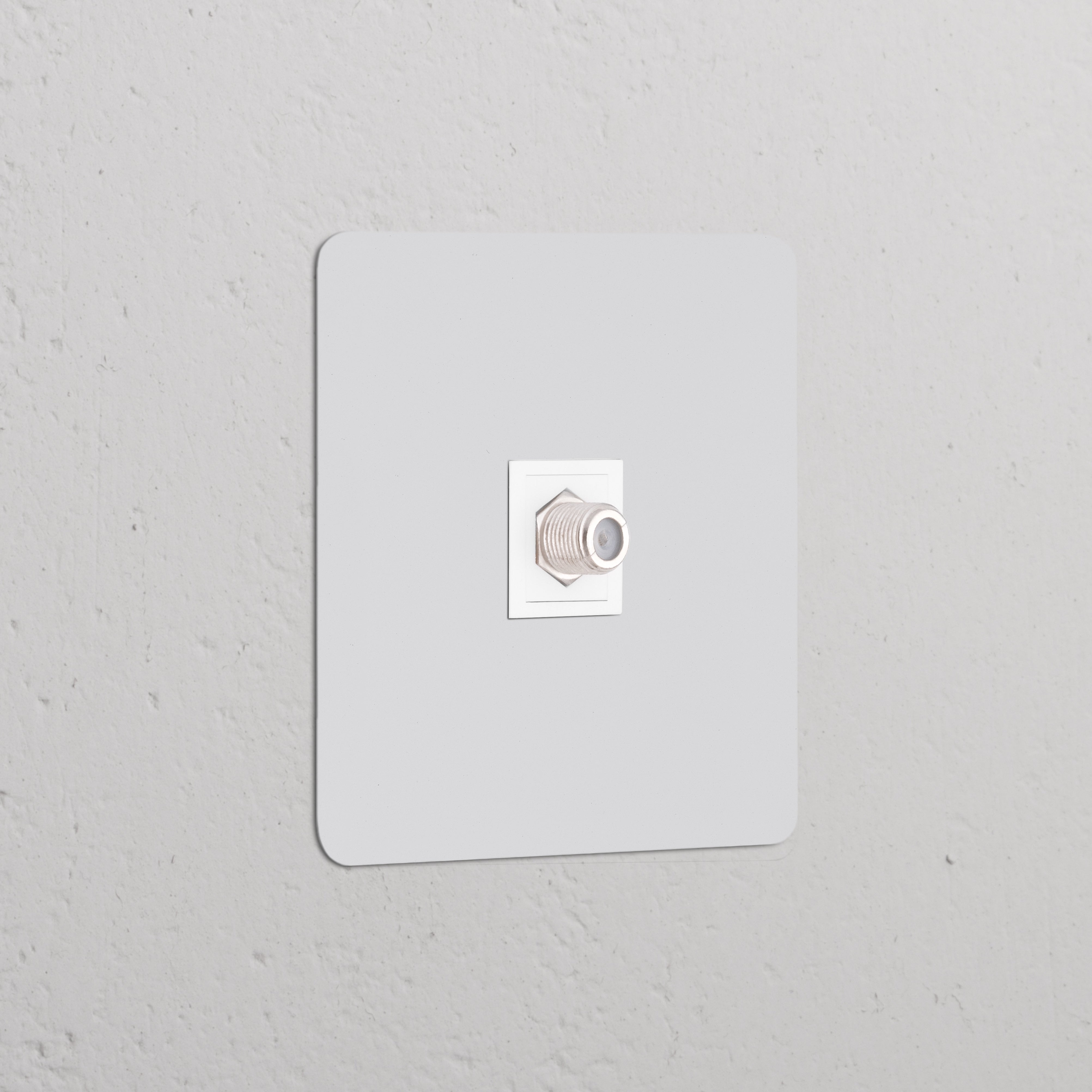 Módulo satélite individual pintável branco para tomadas, destacado em uma parede branca.