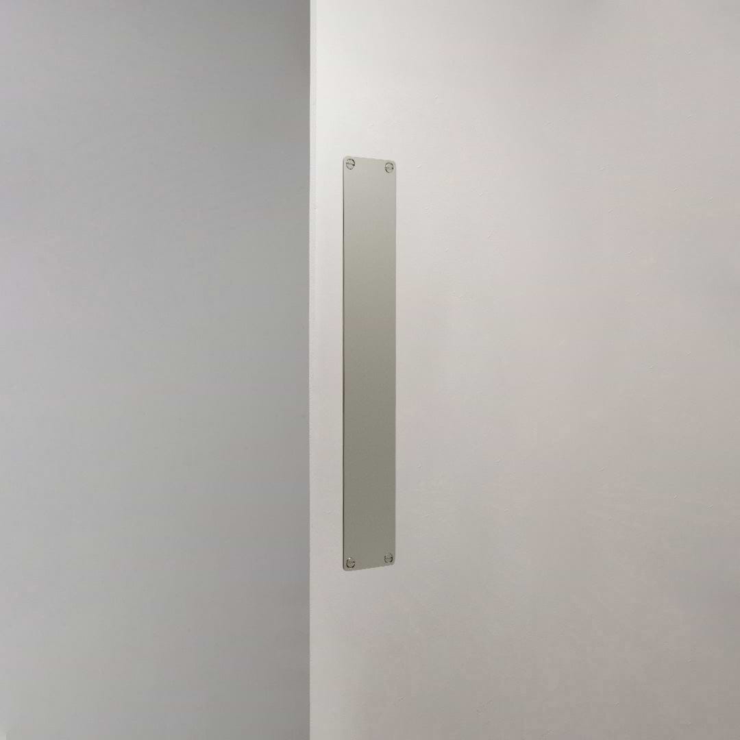 Placa de empurrar Corston em Níquel Polido em fundo branco