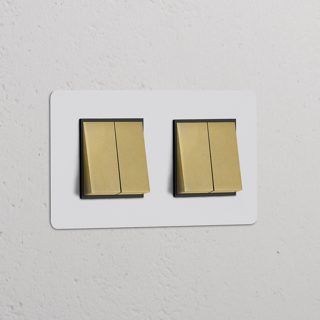 Interruptor basculante de quatro vias duplo em Latão Antigo Pintável Preto montado em parede texturizada branca.