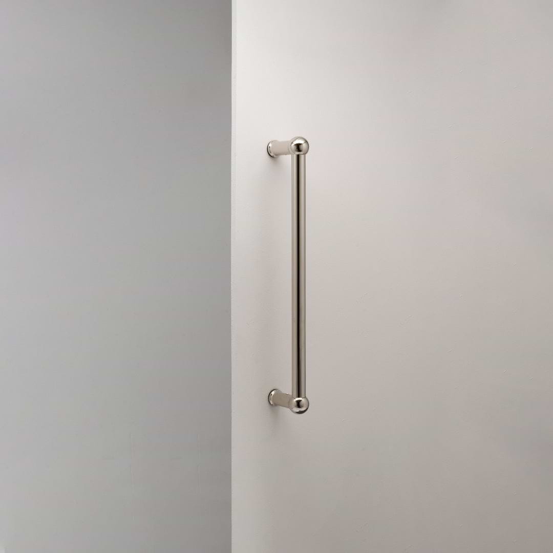 Puxador de porta individual Harper Níquel Polido 32 cm em fundo branco