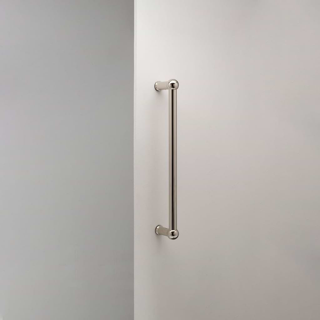 Puxador de porta individual Harper Níquel Polido 32 cm em fundo branco