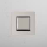 Interrutor de luz de controlo central em fundo branco: Interruptor basculante individual Níquel Polido Preto (de pressão centrado)