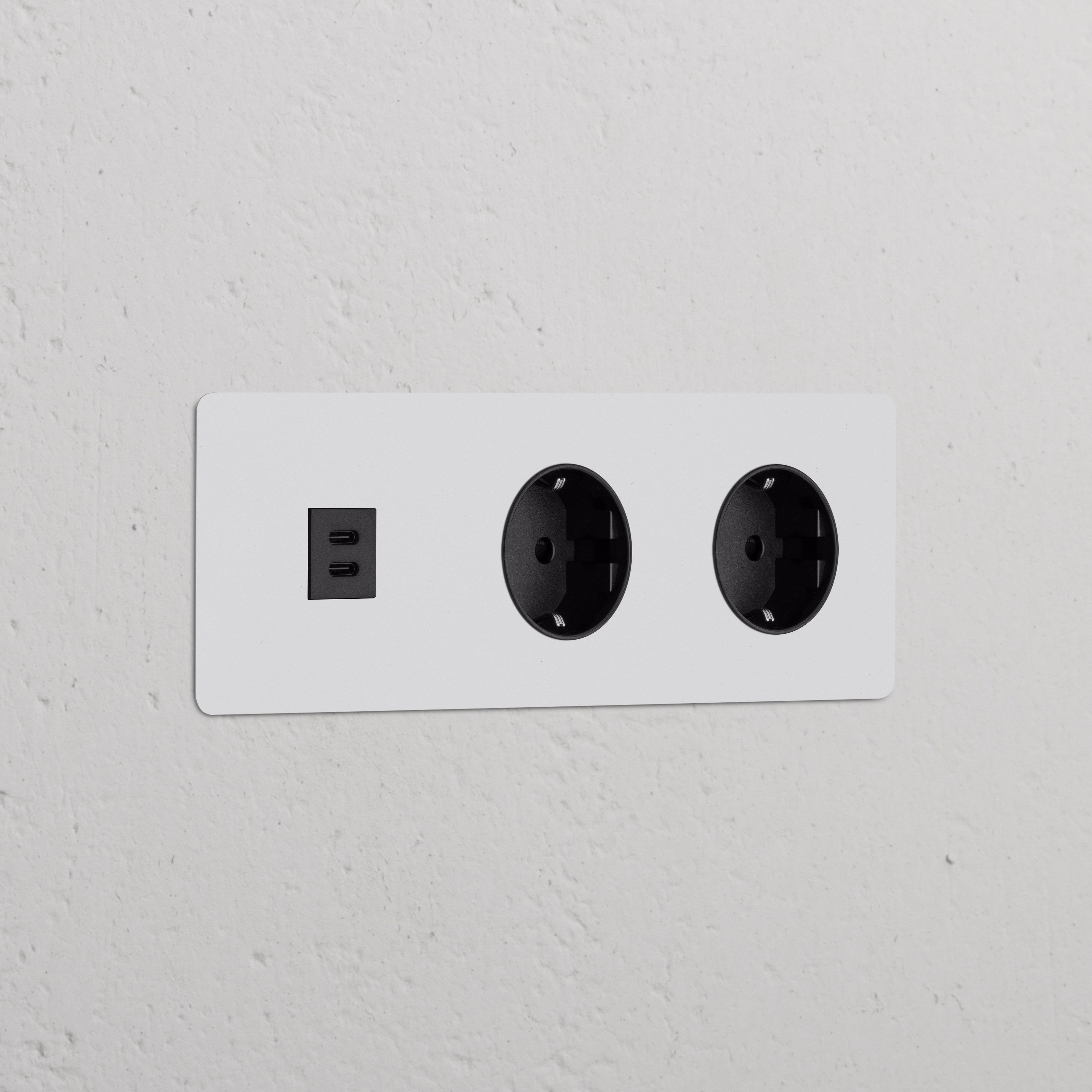 Módulo de alimentação redondo triplo com USB 30 W e Schuko Tipo F, pintável preto.