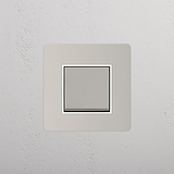 Interruptor basculante individual retrátil em Níquel Polido Branco em fundo branco