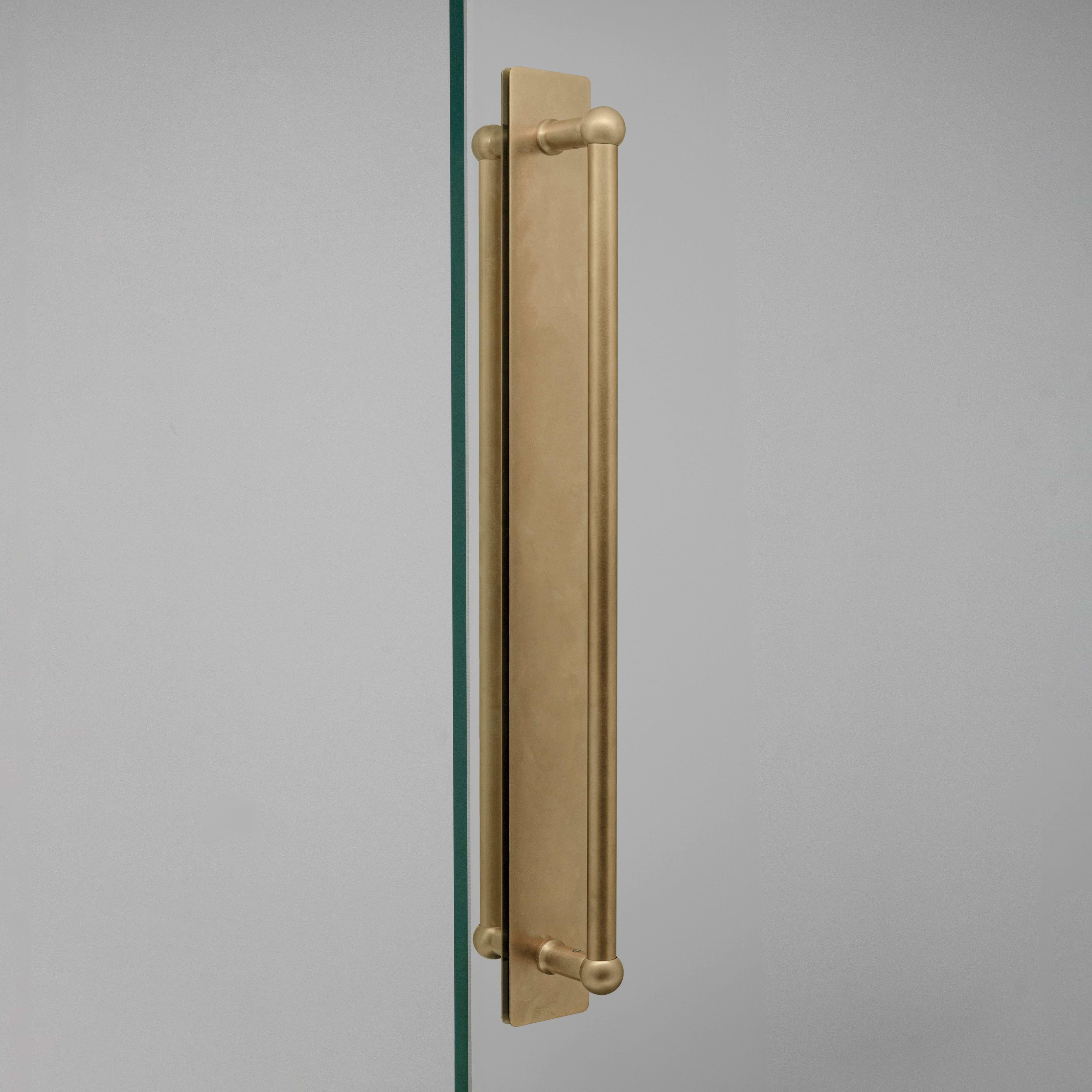 Puxador de porta duplo com espelho Harper Latão Antigo 50 cm em fundo branco