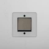 Fiável interruptor basculante individual de duas funções em Níquel Polido Transparente Preto - Ferramenta de iluminação funcional em fundo branco
