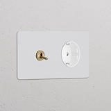 Módulo duplo redondo com interruptor articulado e tomada Schuko Tipo F em latão envelhecido branco pintável.