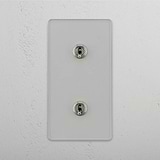 Prático interruptor articulado duplo vertical em Níquel Polido Transparente - Acessório de iluminação intuitivo em fundo branco