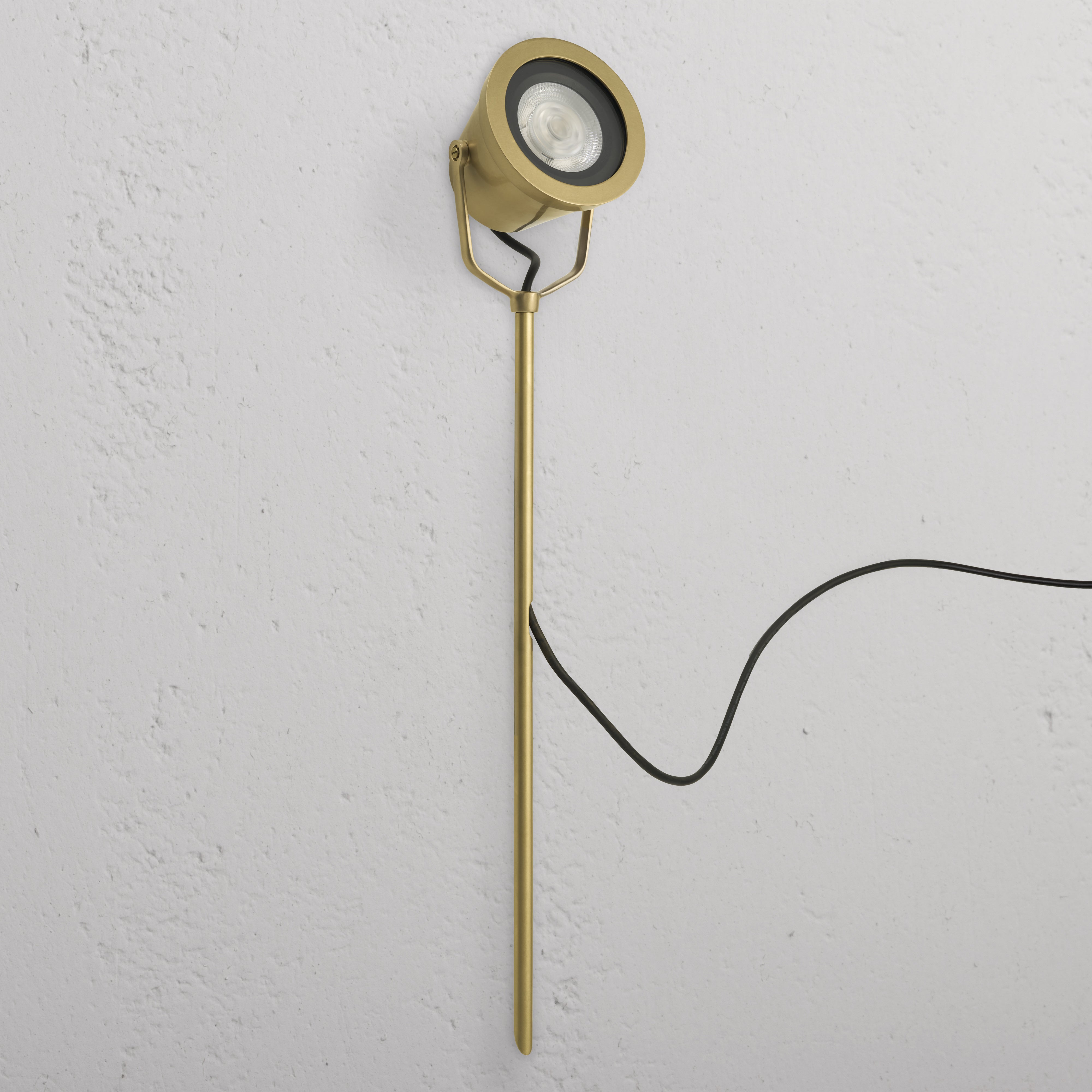 Cambridge Holofote de solo Ã¢â‚¬â€œ LatÃƒÂ£o Antigo, holofote para exterior em latim antigo com estaca para solo.