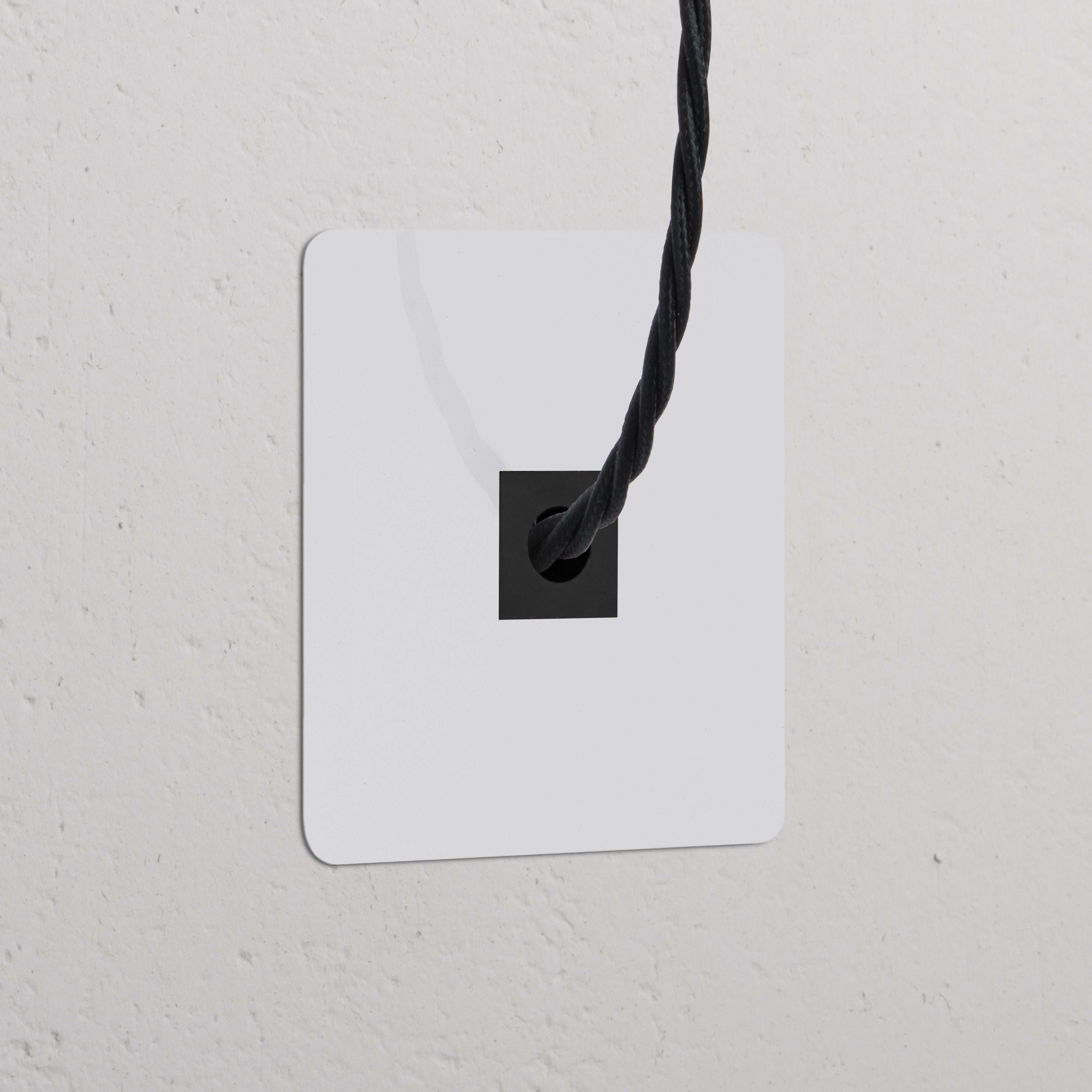 Módulo de tomada simples de cabo preto em painel quadrado sobre superfície texturizada Pintável Preto.