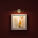 Candeeiro para quadro Taylor 220 mm em Latão Antigo iluminando uma obra de arte geométrica sobre parede vermelha escura.
