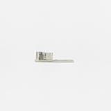 Fechadura para janela guilhotina Belmont, Níquel Polido, desenho angular com braço saliente em fundo branco.