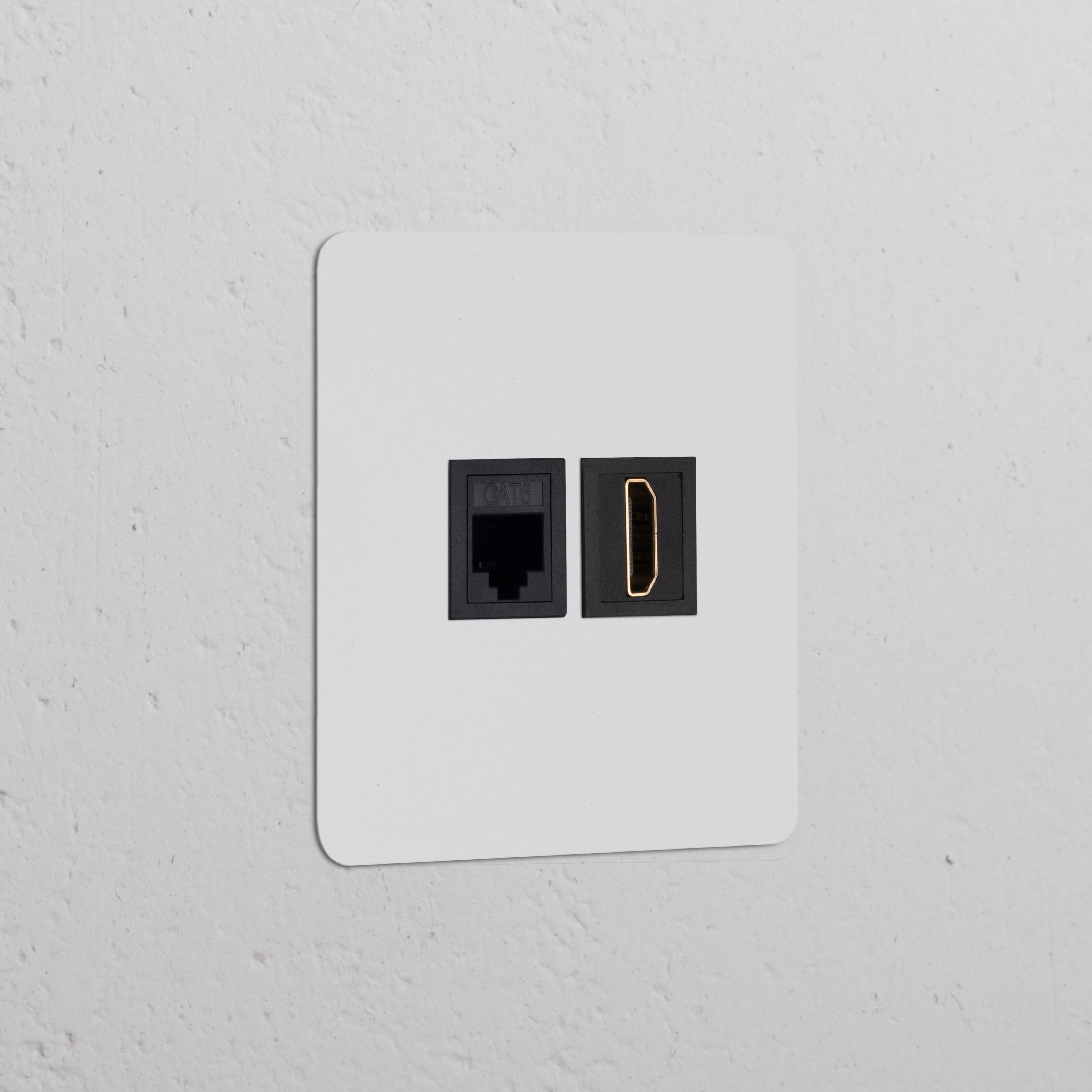 Módulo RJ45 e HDMI individual – Pintável Preto para instalação em parede, mostrado em uma superfície texturizada branca.
