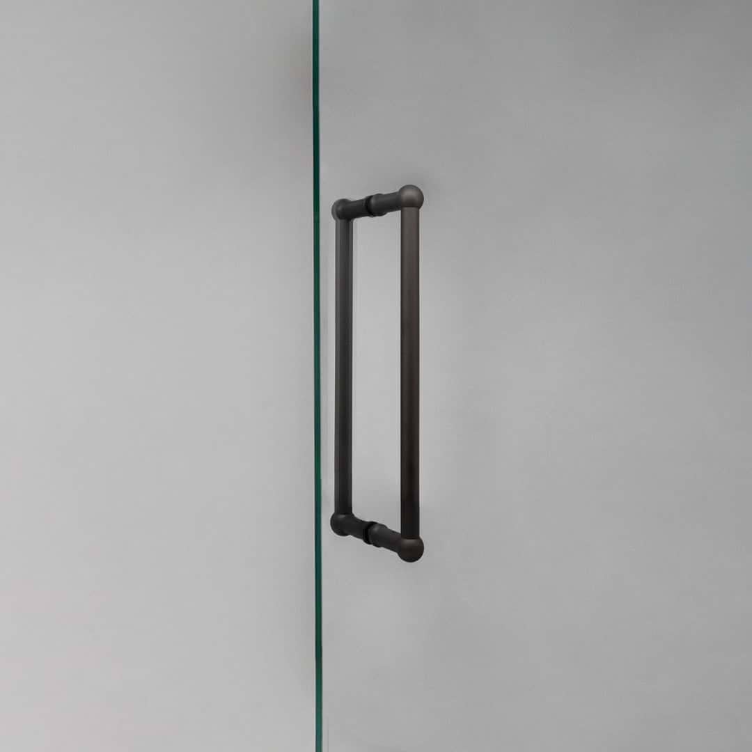 Puxador de porta duplo Harper Bronze 32 cm em fundo branco