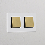 Interruptor basculante de duas vias duplo em Latão Antigo Pintável Preto, montado em uma placa branca.