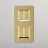 Interruptor basculante duplo vertical de quatro posições em Latão Antigo Branco em fundo branco