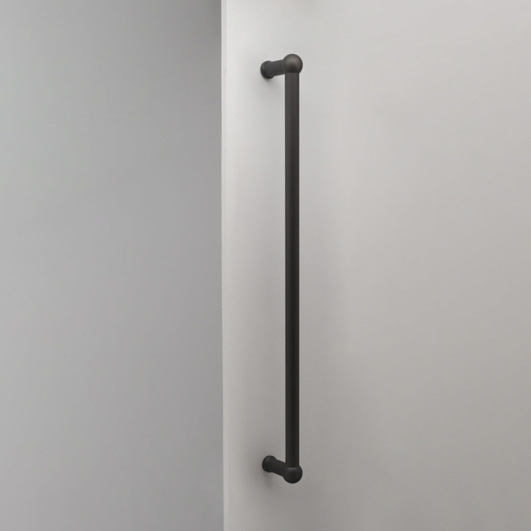Puxador de porta individual Harper Bronze 50 cm em fundo branco