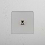 Conveniente interruptor articulado individual retrátil em Níquel Polido Transparente - Ferramenta de gestão de luz prática em fundo branco