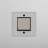 Interruptor basculante individual central em Níquel Polido Transparente Preto - Conveniente ferramenta de gestão de luz em fundo branco