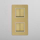 Interruptor basculante duplo vertical de quatro posições em Latão Antigo Branco em fundo branco