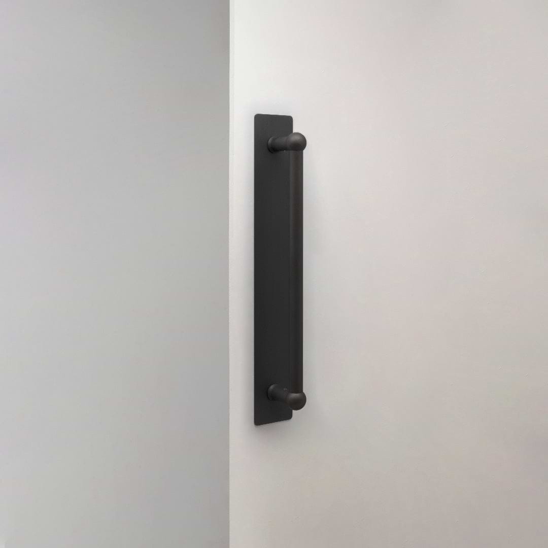 Puxador de porta individual com espelho Harper Bronze 32 cm em fundo branco
