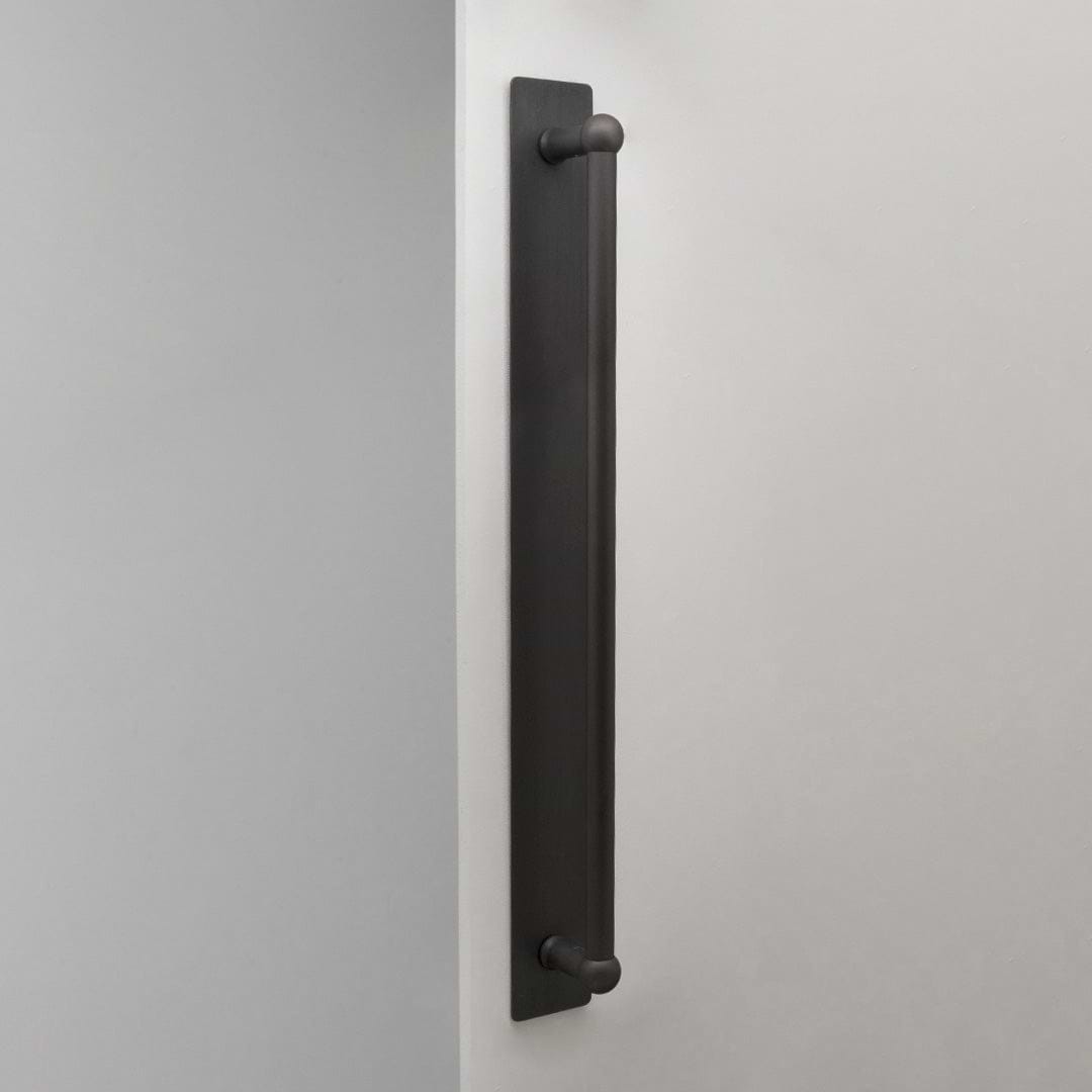Puxador de porta individual com espelho Harper Bronze 50 cm em fundo branco