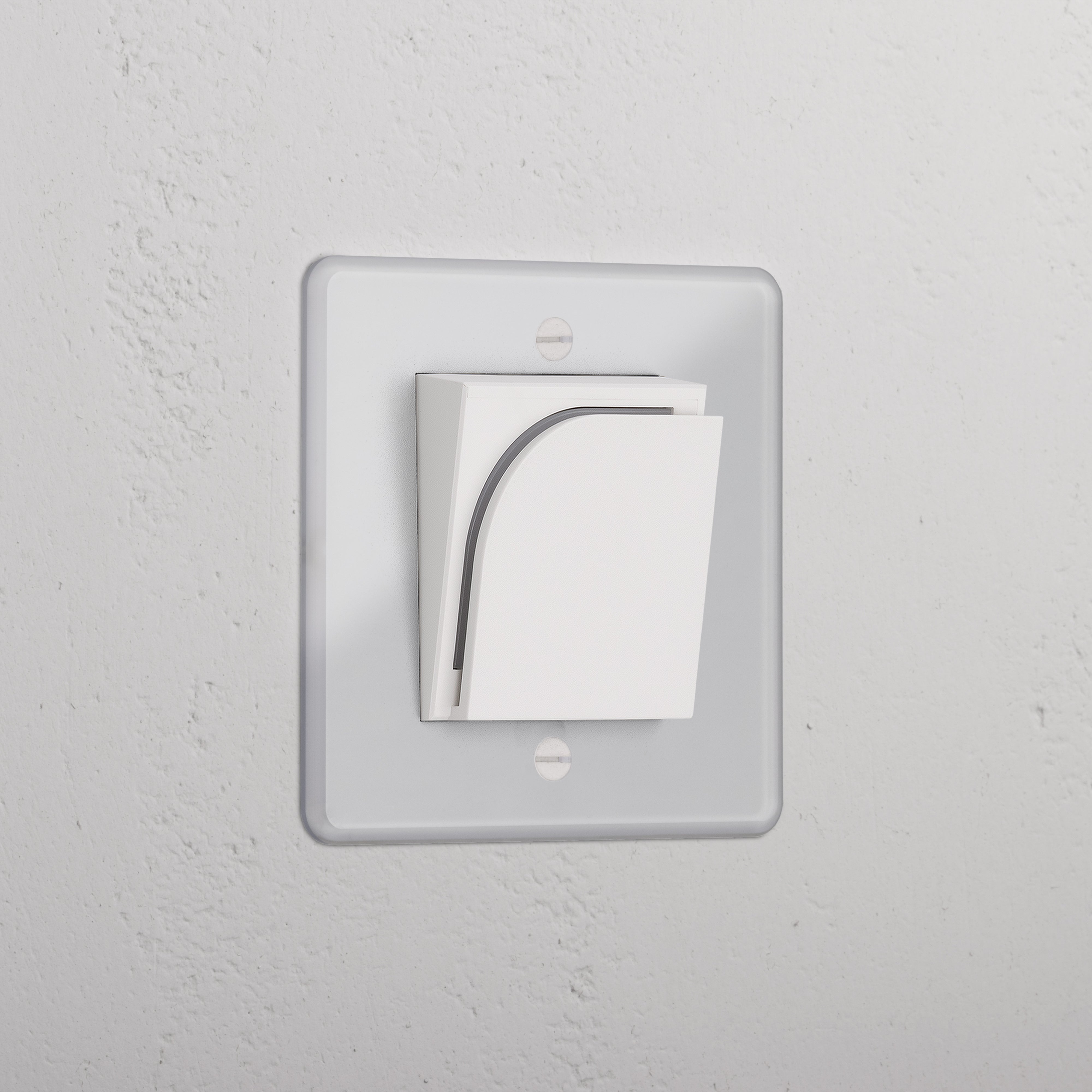 Interruptor de cartão de hotel individual transparente branco em uma parede branca texturizada.