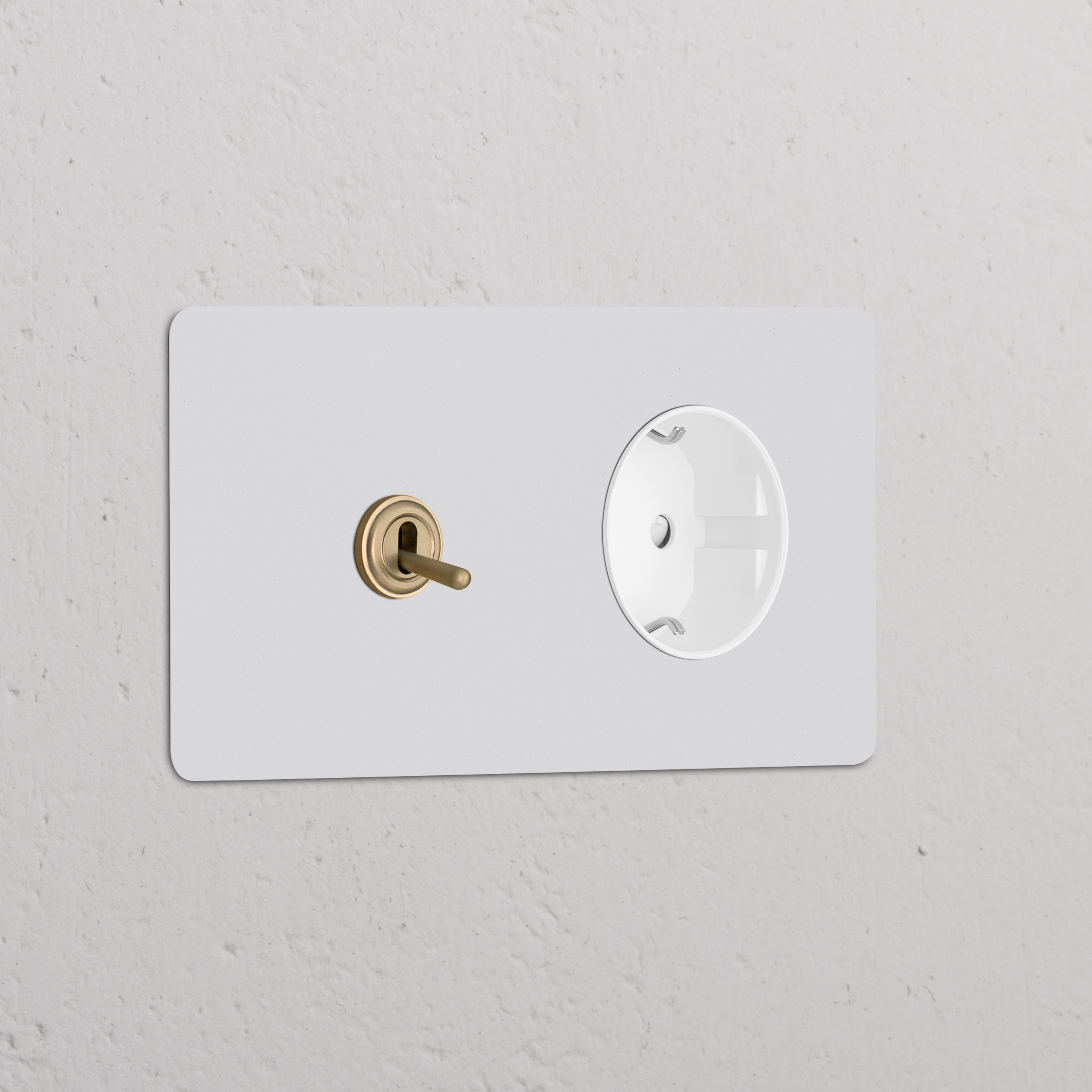 Módulo duplo redondo com interruptor articulado e tomada Schuko Tipo F em latão envelhecido branco pintável.