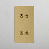 Interruptor articulado duplo de design vertical, quatro botões, Latão Antigo em fundo branco