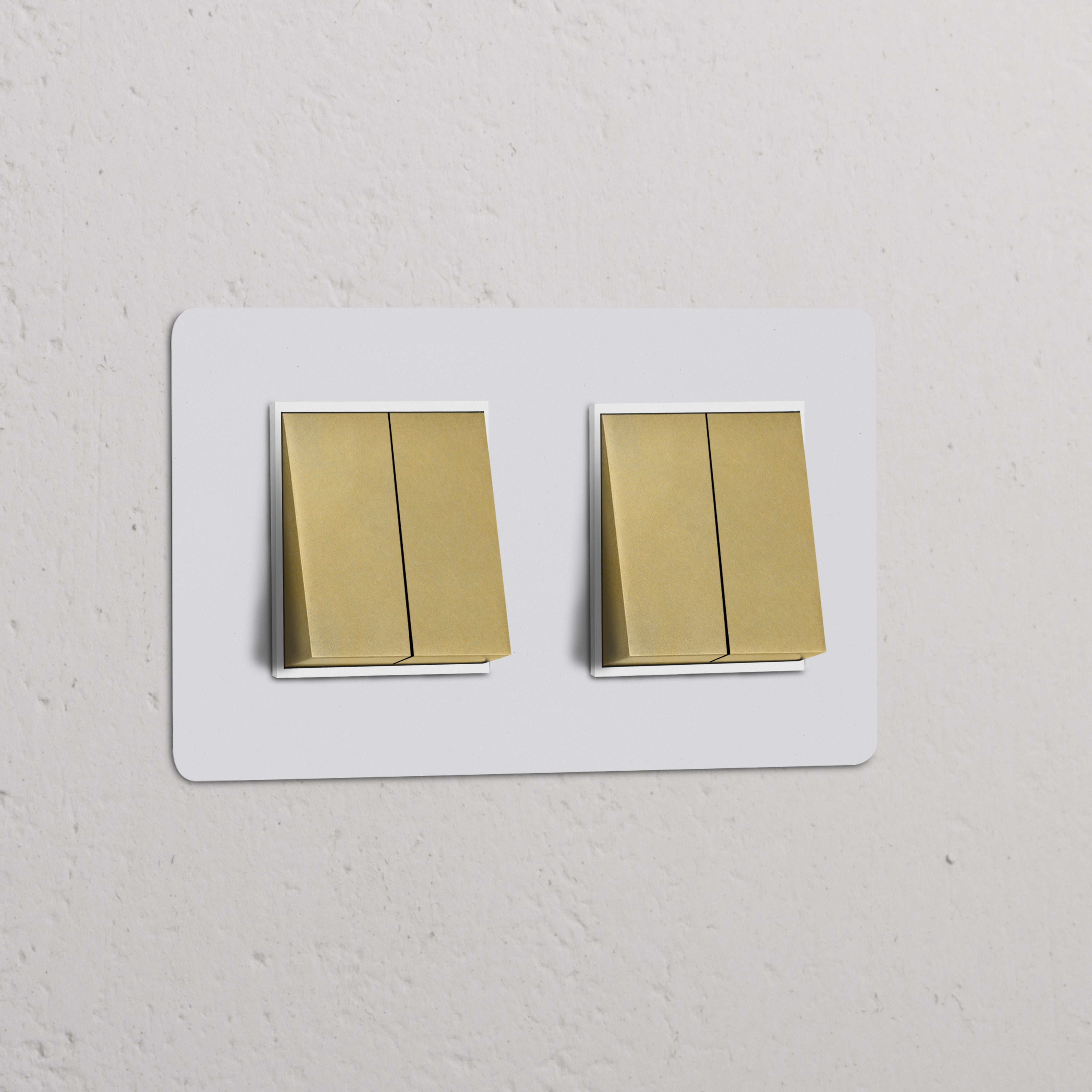 Interruptor basculante de quatro vias duplo em Latão Antigo pintável branco montado em parede texturizada.