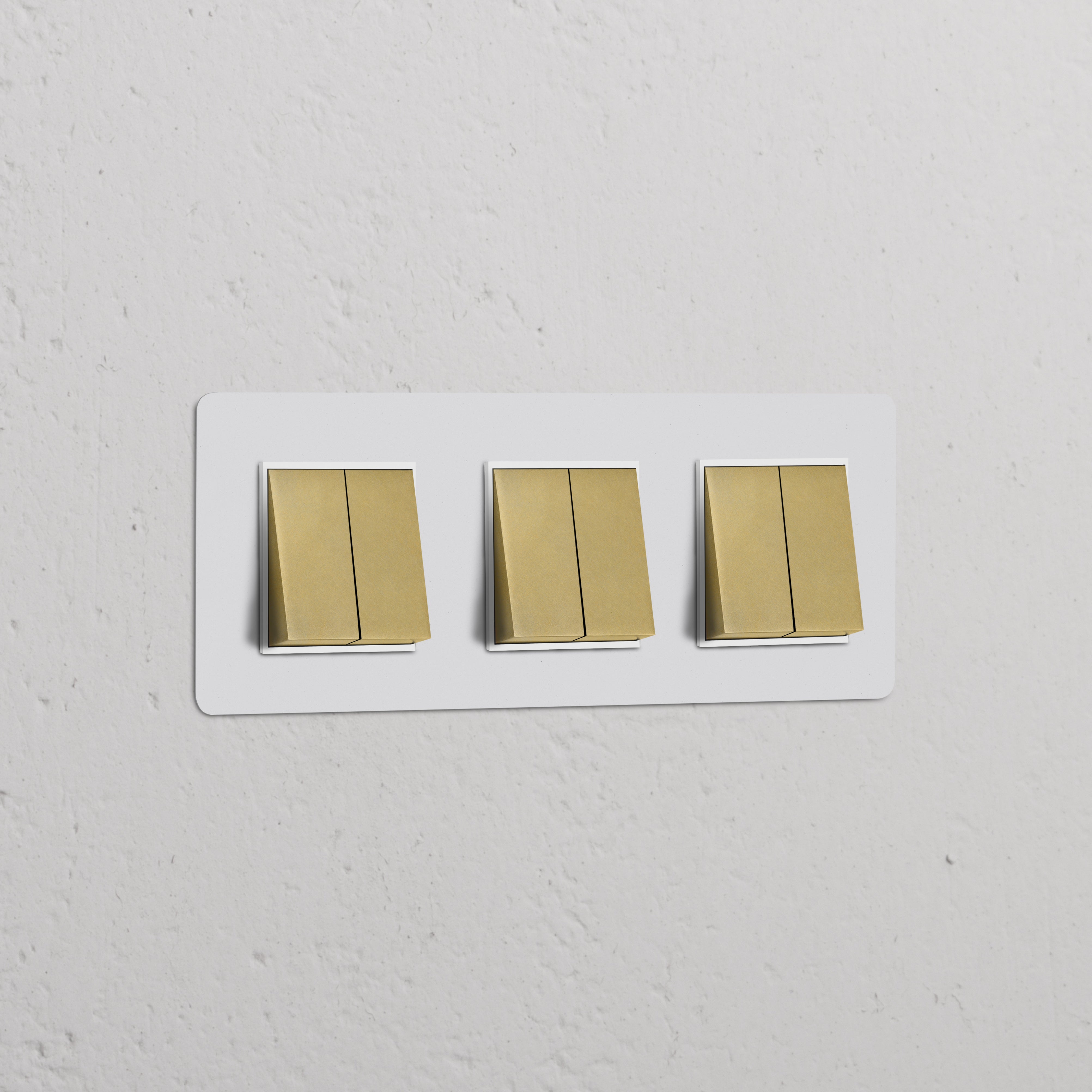 Seis vias triplo interruptor basculante em latão antigo pintável branco montado na parede.