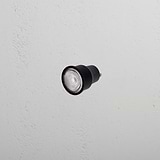 Lâmpada LED GU10 Court 35 mm Preto no teto branco texturizado.