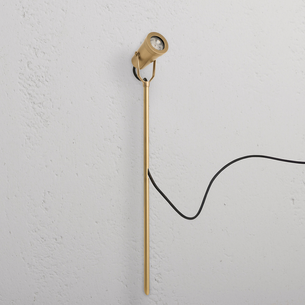 Projetor de solo Cambridge LatÃƒÂ£o Antigo para exterior, com acabamento dourado e design elegante contemporÃƒÂ¢neo.