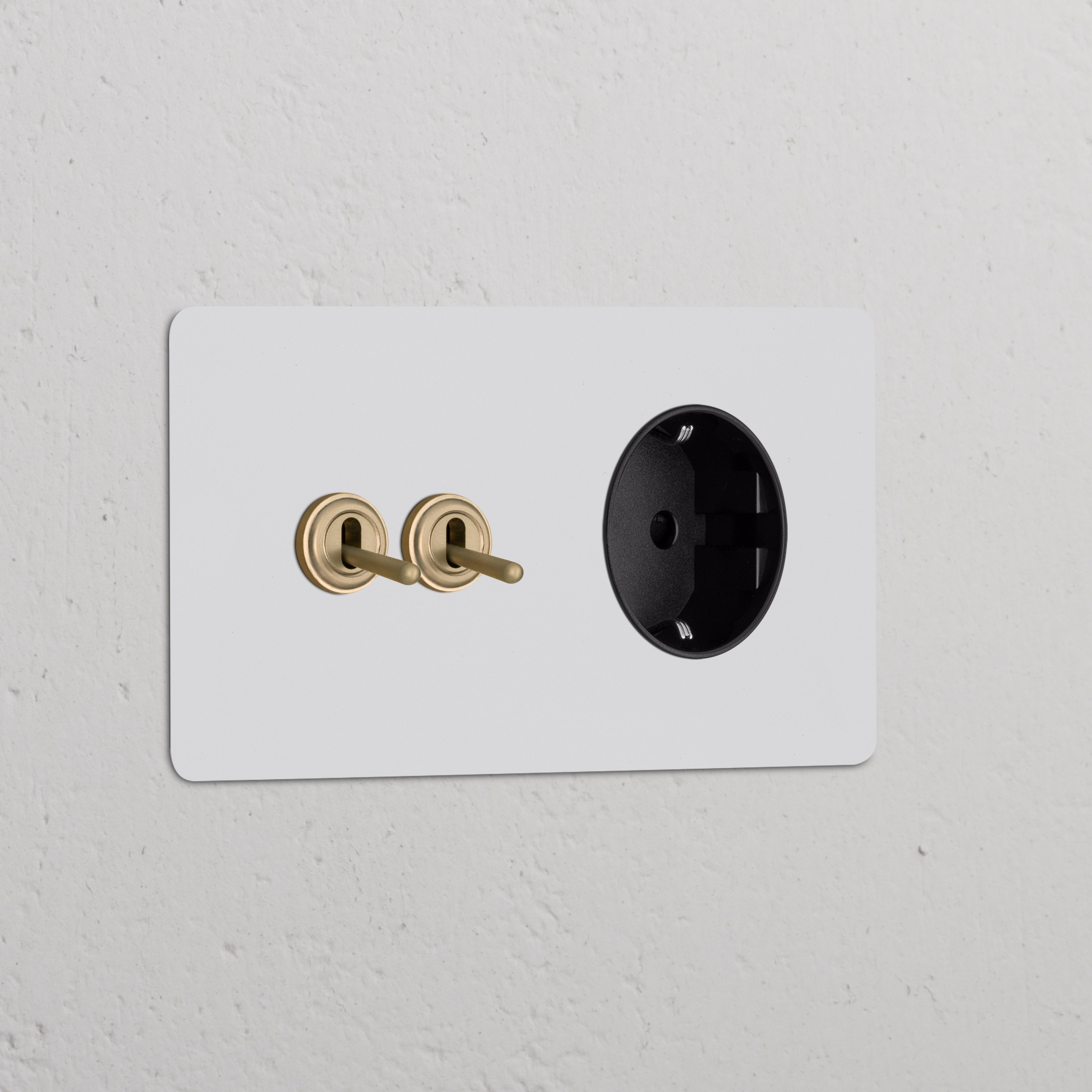 Tomada elétrica preta com dois interruptores módulo redondo duplo, acabamento latão antigo, em design pintável em preto.