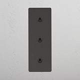Intuitivo interruptor articulado vertical triplo em Bronze em fundo branco