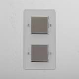 Eficiente interruptor basculante duplo vertical em Níquel Polido Transparente Branco - Solução de iluminação avançada em fundo branco