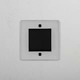 Interruptor basculante individual central em Bronze Transparente Preto para gestão de luz eficiente em fundo branco