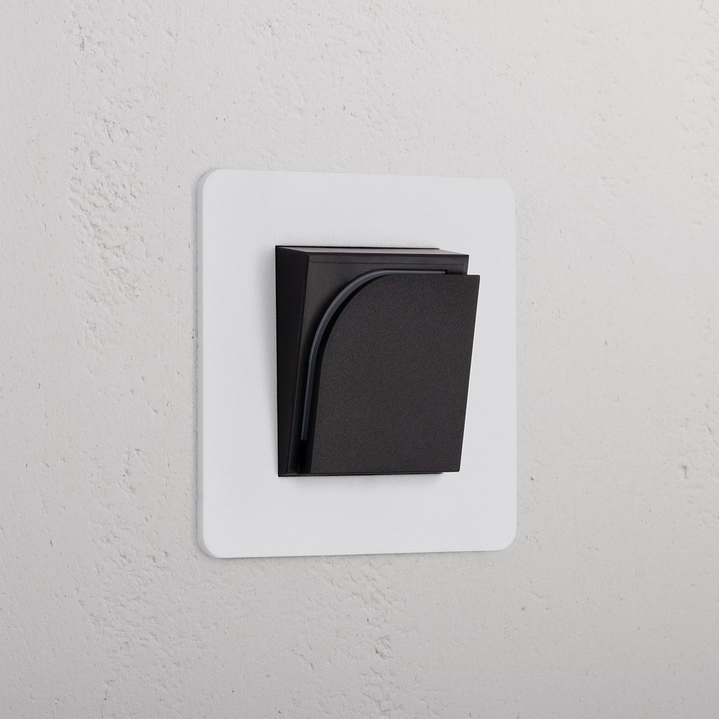 Interruptor de cartão de hotel individual – Pintável Preto, módulo elétrico em parede branca texturizada.