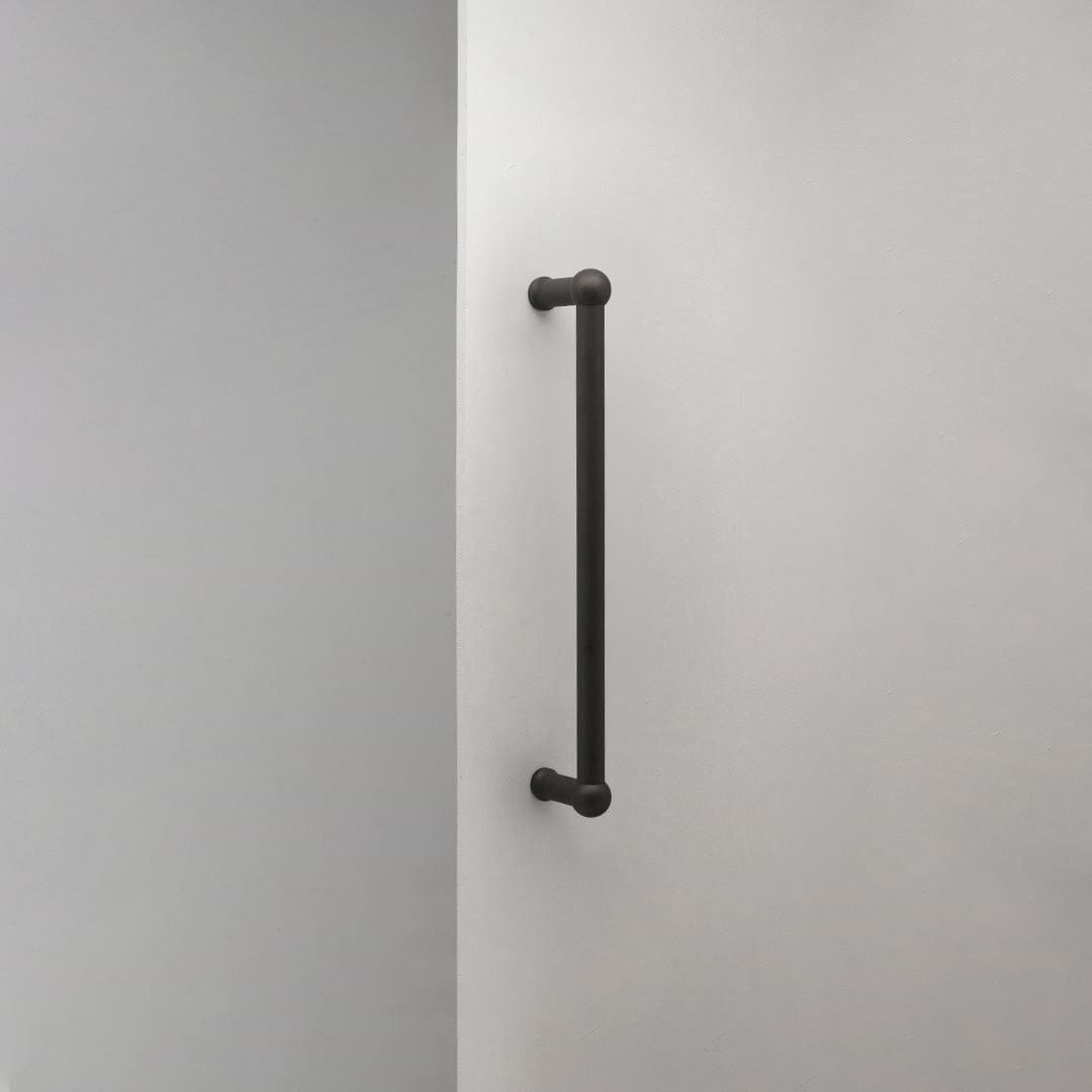 Puxador de porta individual Harper Bronze 32 cm em fundo branco